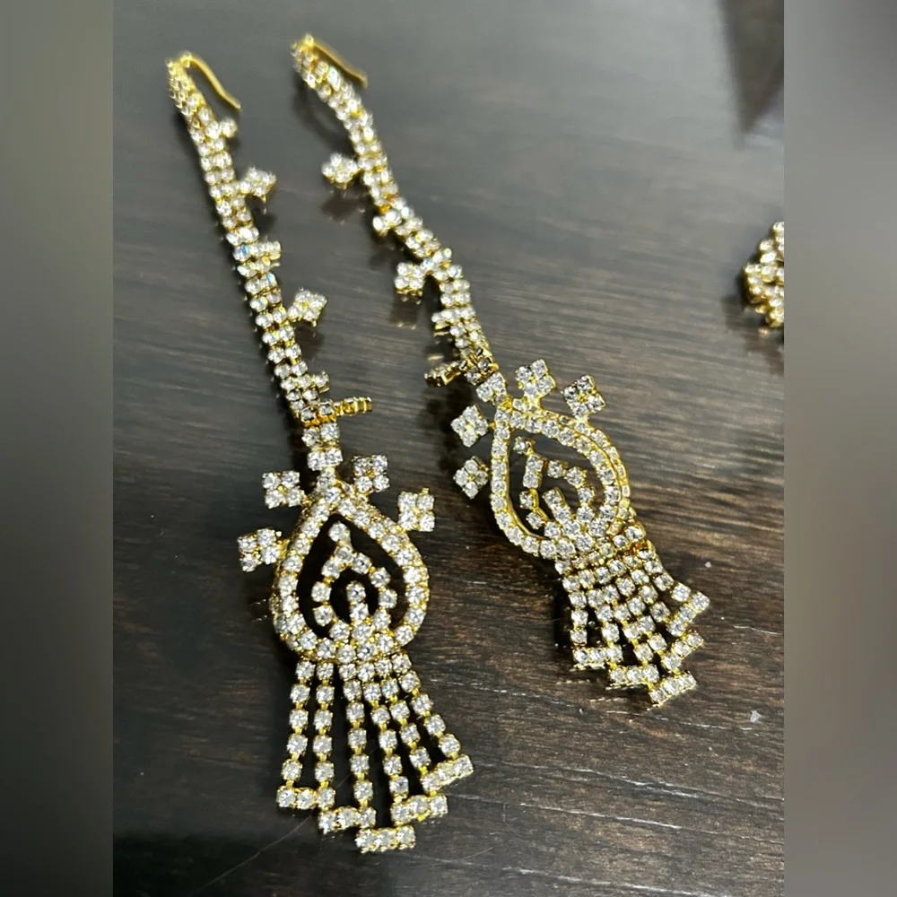 Elegant Gold Jewelry Set - Picture 4 of 5